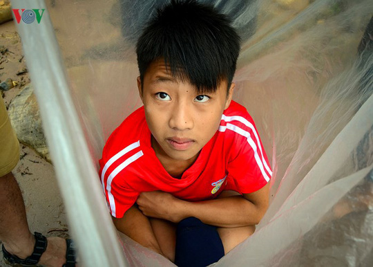 Học[-]sinh[-]chui[-]túi[-]nilon[-]băng[-]suối[-]đến[-]trường[-]ngày[-]khai[-]giảng